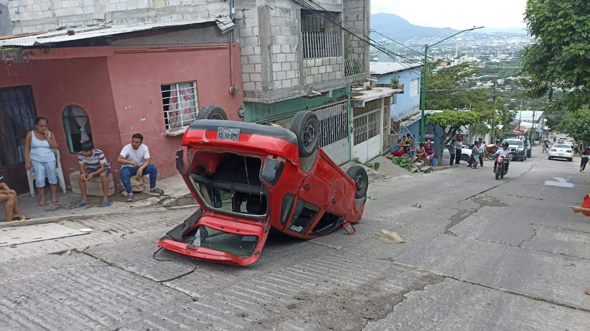 vuelca carro rojo